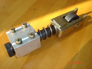 Stanley Dura-Glide Break Out Bottom Guide Roller Assembly 515265 - Picture 1 of 2