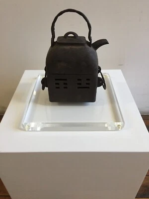 Chaleira ou bule de ferro fundido com aquecedor feito na China 1736 Quianlong Emperor - Imagem 1 de 4