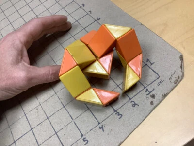 Juguete serpiente Rubik grande, sin marca, naranja y amarillo, genial Foto 1 de 3