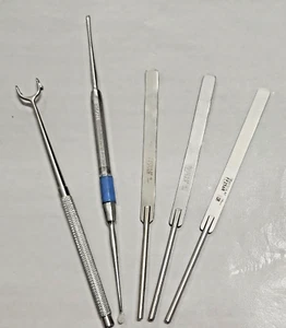 Lot of FIVE Small Aesculap Surgical Hand Instruments -FF256R, OL152, & MA431R - Picture 1 of 4