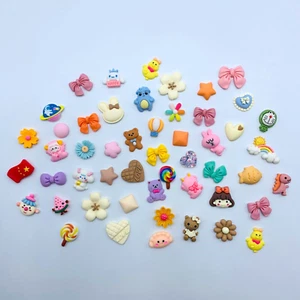 50 Stck. Charms Mix Obst Tier Blume Pokemon Bär Süßigkeiten Regenbogen Charms - Neu - Bild 1 von 5