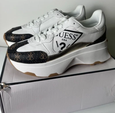 Zapatillas deportivas GUESS para mujer 8 con logotipo Calebb5 parte superior baja de cuero sintético blancas negras GWCALEBB5 Foto 1 de 4
