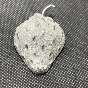 Broche Prendedor Sarah Coventry Fresa Grande Texturizado Fruta Tono Plata B11E - Imagen 1 de 7