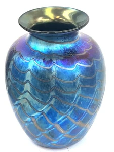 Jarrón azul iridiscente con diseño de Murano rojo. Por Saúl Alcaraz. Vidrio soplado - Imagen 1 de 3