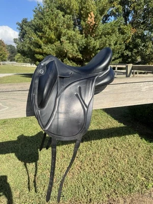 Sillín de doma Devoucoux de 17 pulgadas ligeramente usado. Solapa 1AA. Foto 1 de 4