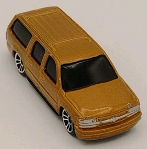 Maisto Gold 2001 Chevrolet Suburban 1:64 Diecast Car - Picture 1 of 10