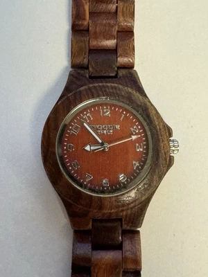 Reloj Woodie Specs de madera para mujer - cara roja con cuerpo marrón - funciona Foto 1 de 4