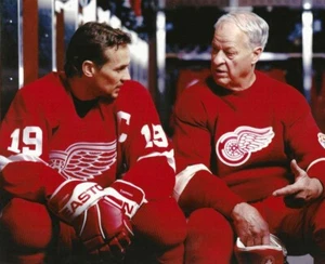 NHL Hockey Detroit Red Wings Gordie Howe and Steve Yzerman Photo Picture - Picture 1 of 4