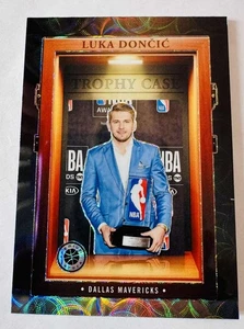 Luka Doncic 2023-24 Panini Premium Stock Trophy Case Insert Choice Prizm - Bild 1 von 1
