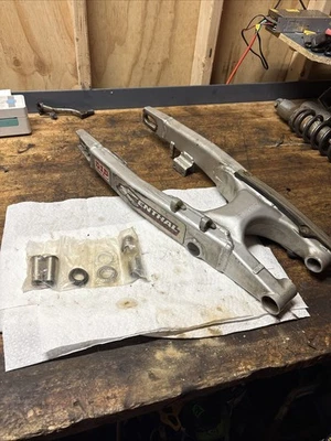 Kawasaki KX125 2004 OEM basculante brazo oscilante con kit de rodamientos nuevo 33001-0024-CE Foto 1 de 4