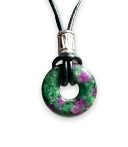 Rubin Zoisit Donut Anhänger Halskette Mädchen Geschenk 18mm Lederband verstellbar - Bild 1 von 10