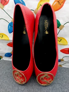 DISNEY MULAN MOOSHU ORO ROSSO PIATTO ROSSO ADULTO PICCOLO 5,6 NUOVO SENZA SCATOLA - Foto 1 di 10