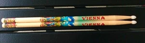 2017 HARD ROCK CAFE VIENNA CITY TEE ART DRUMSTICKS - Picture 1 of 2