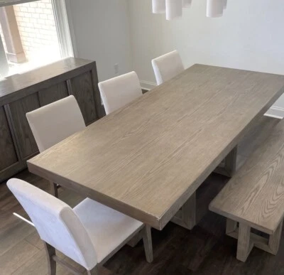 Hermosa mesa de comedor de madera, sillas, banco y cajón a la venta  Foto 1 de 3