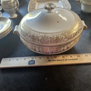 "Wedgwood dorado florentino, dragones sobre blanco: cuenco redondo para servir con tapa de 10"" de largo" - Imagen 1 de 12