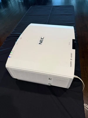 Proyector profesional 4K NEC 6.500 lúmenes - NP-PA653U con lente NP42LP Foto 1 de 4