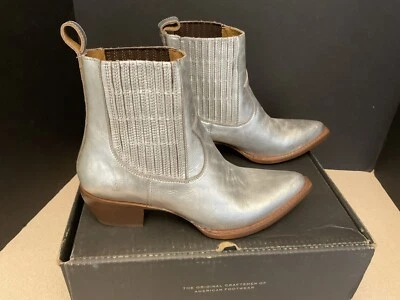 ¡Nuevo! Botas Chelsea occidentales plateadas metálicas Frye Sacha para mujer. Talla 10B. ¡Impresionante! Foto 1 de 4
