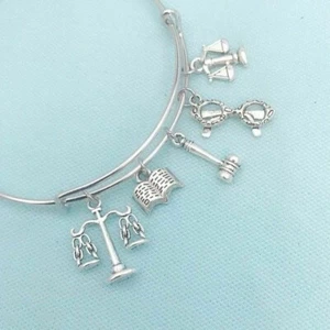 Brazalete prescindible con dijes de aleación de plata relacionados con EL ABOGADO. - Imagen 1 de 3