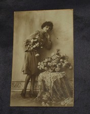 CARTOLINA DONNA CHE ORIGLIA FIORI VIAGGIATA 1912 LIBERTY