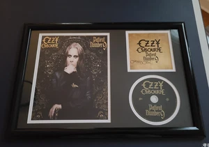 Inserto de CD número 9 de paciente enmarcado y mate firmado por OZZY OSBOURNE con certificado de autenticidad de holograma - Imagen 1 de 3