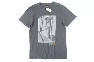 WeSC Superlative Conspiracy Gris Carbón Pequeño Skater Skate Arte Camiseta - Imagen 1 de 5