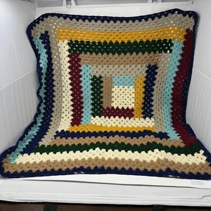 Handgestrickte gehäkelte Baby kuschelige Schoßdecke 36” x 34” blau rot gold grün hellbraun - Bild 1 von 4