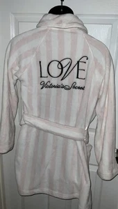 VICTORIA'S SECRET COZY SHORT PLUSH BATH ROBE ICONIC STRIPED XS/S PINK WHITE - Picture 1 of 2