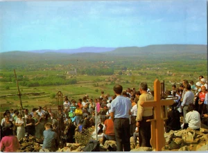 Tarjeta postal del sitio de peregrinación escénica de Medugorje: vista sobre el lugar de aparición - Imagen 1 de 2