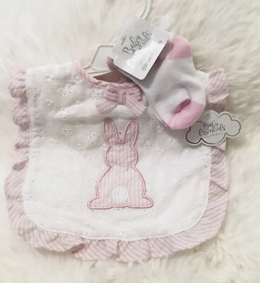 Combo de babero y calcetines Baby Essentials no solo lo básico para bebé niña Foto 1 de 3