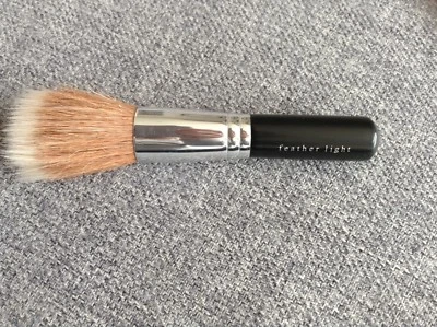 Cepillo ligero pluma Bare Escentuals usado en excelente estado Foto 1 de 2