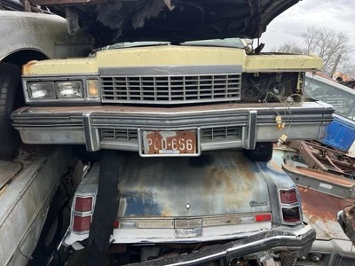 Parachoques delantero 77-79 Cadillac Coupe DeVille SOPORTE PLACA LICENCIA Foto 1 de 4