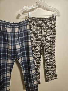 Calvin Klein Jungen Lounge Pyjamahose Größe 7/8 mittelgrau Tarnmuster und blau kariert - Bild 1 von 6