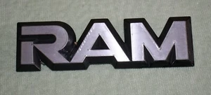 Logotipo de letras RAM de colección emblema de coche adorno plateado sobre negro medidas en fotos ** - Imagen 1 de 7