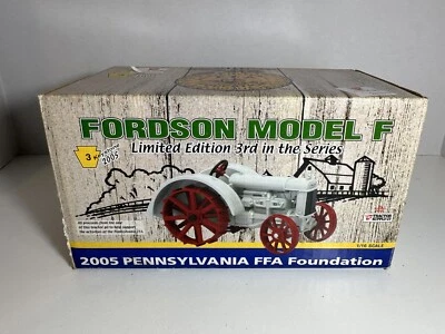 Tractor fundido a presión 1/16 Ertl Ford Fordson modelo F edición Pennsylvania FFA Foto 1 de 4