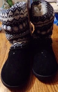 Muk Luks schwarze Strick-Hausschuhe ~ ~ Damen SMALL (5-6) ~ NEU mit Etikett - Bild 1 von 2