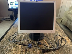 HP L1906 19" SXGA LCD Color Monitor 385899-001 w/ Pivot Stand VGA & Power Cables - Picture 1 of 7