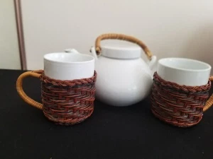 Tetera - Tetera de porcelana blanca con tazas y portavasos de mimbre - Imagen 1 de 5