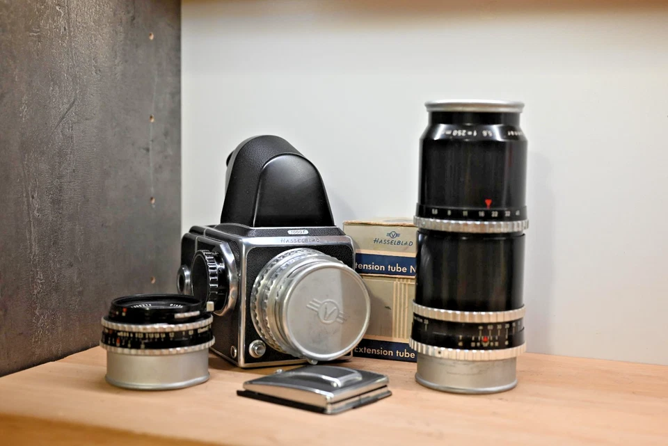 HASSELBLAD 1000F WITH 3 LENSES - Photo 1/4
