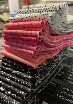 Juego de 32 Tiras Rollo Tela 100% Algodón Quilt Shop Rosa,Blanco,Negro 2.5" x 44" Foto 1 de 4