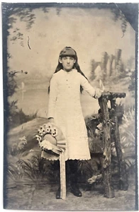 ANTIGUA FOTOGRAFÍA TIPO TINTE DE LA ERA DE LA GUERRA CIVIL DE UNA NIÑA CON SOMBRERO FLORAL GRANDE - Imagen 1 de 2
