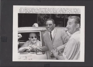 1962 Willie Mays San Francisco SF Giants Orig Photo Chatting w Taxi Driver in NY - Picture 1 of 2