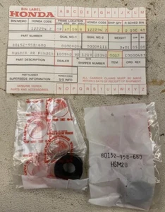 Honda ATC200 Heckfender Gummi x2 - Teilenr. 80152-958-680 - Original - Neu O S - Bild 1 von 3