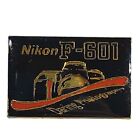 Nikon F-601 Pin Anstecknadel Kamera Fotoapparat N6006 Fotograf Ca. 2,4 X 1,6 Cm