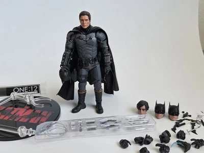 JAN229141: Mezco ONE:12 Collective-The Batman 2022 Custom Christian Bale escultura Foto 1 de 4