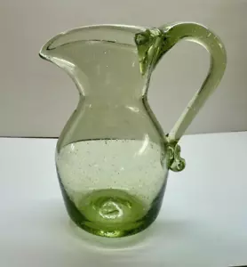 "Jarra de vidrio soplado verde vintage con burbujas visibles - mango aplicado 5,5""" - Imagen 1 de 5