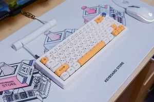 Custom modded mechanical keyboard GMK67 Lubed thocky hot-swap RGB Chunky Keys - Picture 1 of 9
