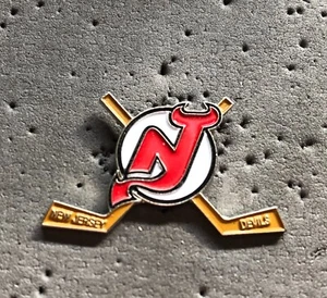 New Jersey Devils Crossed Sticks NHL Hockey Pin - Bild 1 von 1