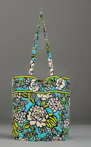 Beautiful, VERA BRADLEY Tote bag in the ISLAND BLOOM Pattern. - Picture 1 of 7