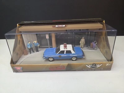 MOTORMAX THE USUAL SUSPECTS NY POLICE CAR AIRPORT DIORAMA 1:43 DIECAST IN CASE - Image 1 of 4
