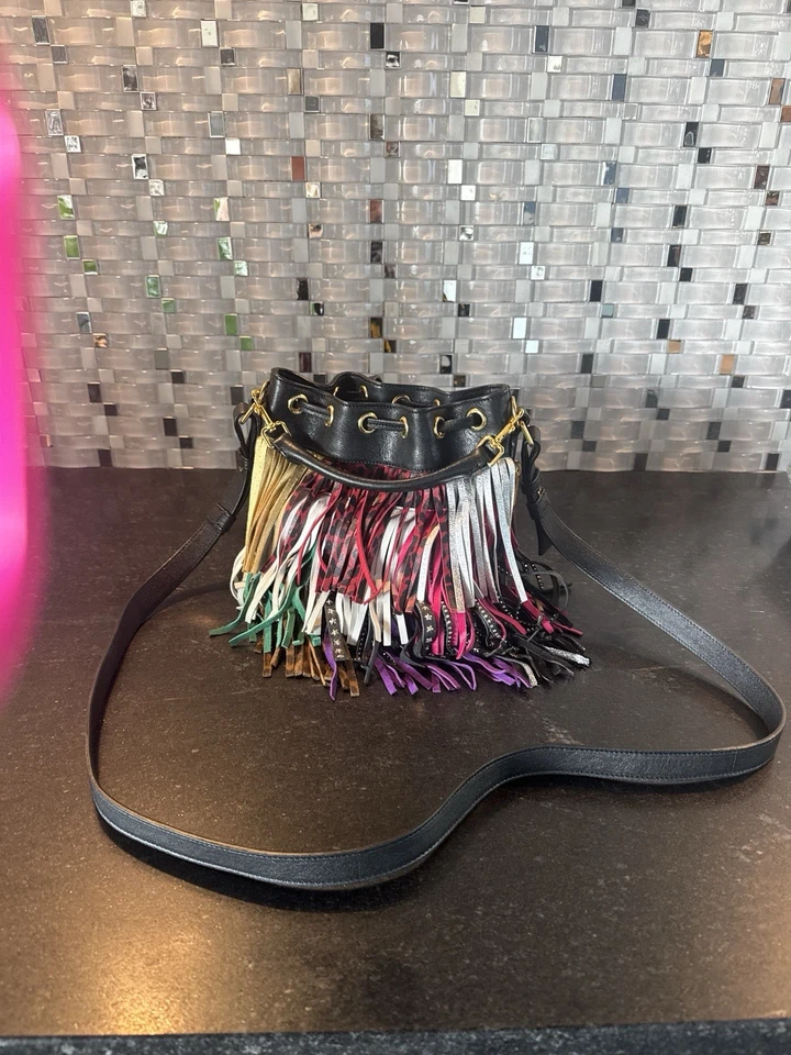 Bolso Cubo Pequeño SAINT LAURENT Emmanuelle con Flecos $2,090 Cuero Negro Multicolor Foto 1 de 4